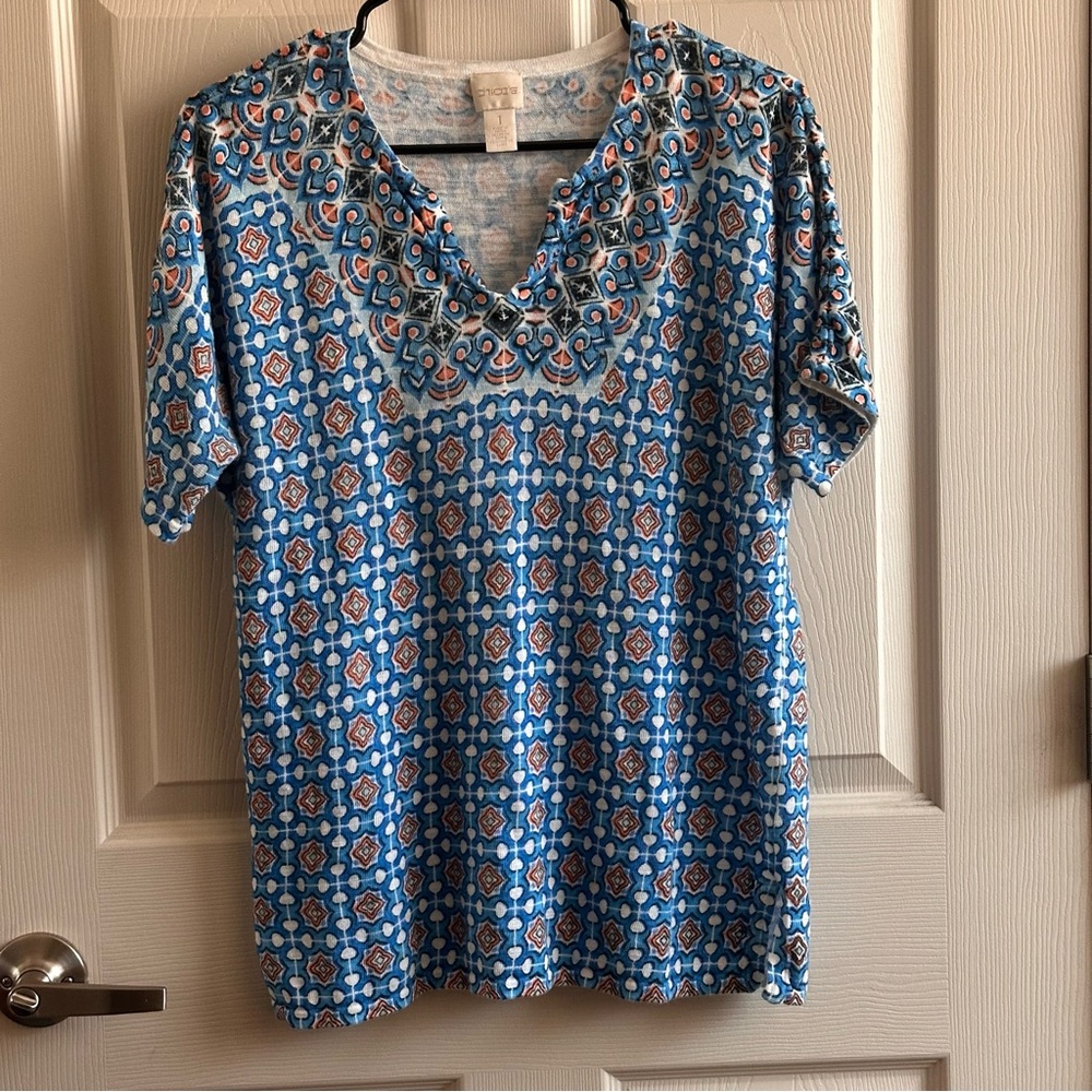 Chico’s Geometric Boho Split Neck Short Sleeve Knit Top Size 1 (Size 8 Medium)